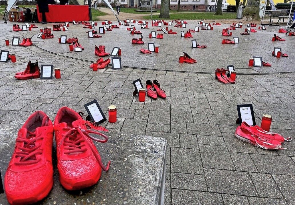 Jedes Paar Schuhe repräsentiert eine F...e 2022 in Deutschland ermordet wurde.   | Foto: Barbara Ruda
