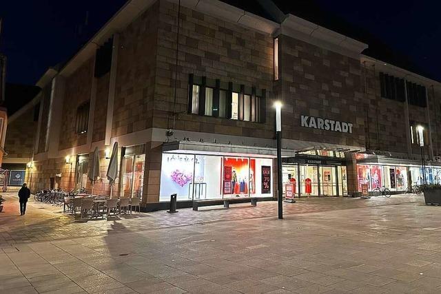 Banges Warten auf Entscheidung bei Karstadt in Offenburg