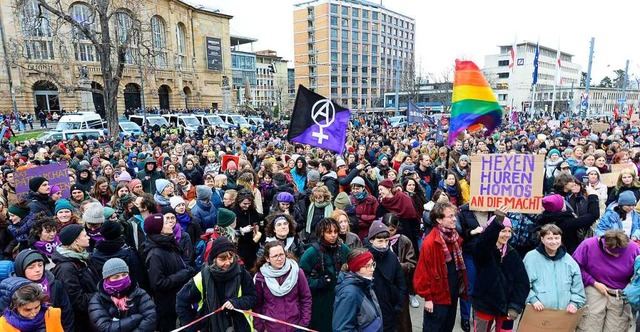 Mehrere tausend Teilnehmerinnen und Te...uf des Bndnis 8. Mrz zur Kundgebung.  | Foto: Ingo Schneider