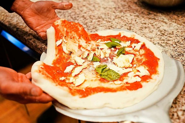 Eine Pizza Margherita von Ialazzo entsteht.  | Foto: Uwe Anspach (dpa)