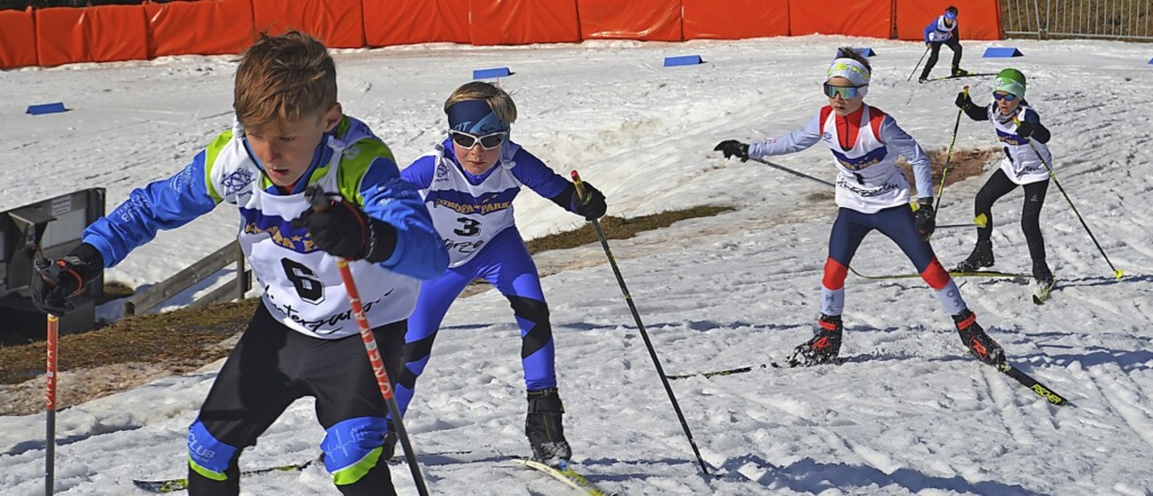 Packende Positionskämpfe gab es beim Kombinationslanglauf im Skisprungstadion.    | Foto: Helmut Junkel