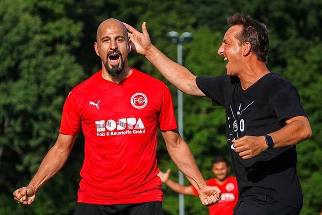 In der Hinrunde noch gemeinsam jubelnd...art auf seinen Ex-Coach Clemens Bauer.  | Foto: Matthias Konzok