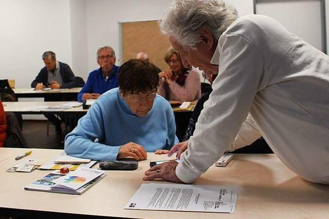 In Breisach lernen Senioren den Umgang mit dem Smartphone