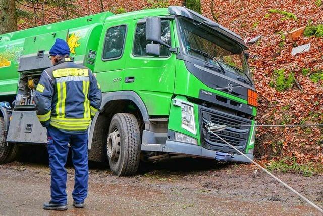 Heizöl-Lastwagen bleibt auf Waldweg in Seelbach stecken