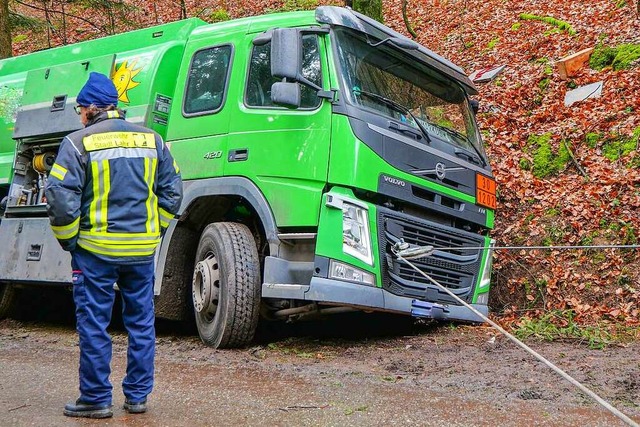 Die Feuerwehr zog den Lastwagen zurck auf die Strae.  | Foto: Einsatzreport24