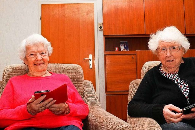 Die 92-jhrige Anni Gerl  (links) und ...zen mit Begeisterung ihre Smartphones.  | Foto: Christa Rinklin