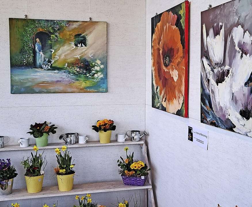 Blumen auf Bildern neben Blumen zum Ka...ng und Brigitte Scheib ihre Werke aus.  | Foto: Martina David-Wenk