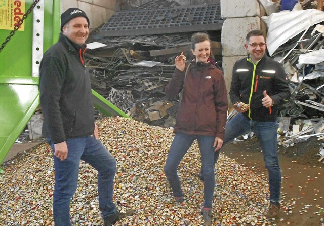 1,7 Tonnen Kronkorken: Darber freuten...ber, Kathrin Gring und Daniel Roeder.  | Foto: Hans-Jrgen Wehrle