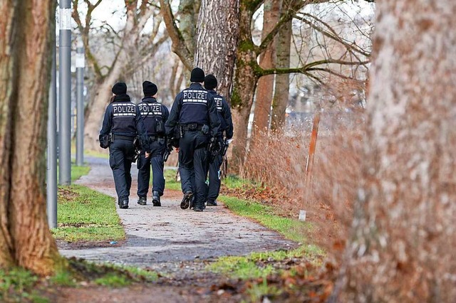 Polizeibeamte suchen das Ufer der Brig...des Bahnhofs nach einem Vermissten ab.  | Foto: Silas Stein (dpa)