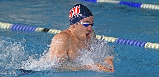 Schnellster ber 100 Meter Brust: Fabian Lwe vom SSV Grenzach  | Foto: Pop Vasile Octavian