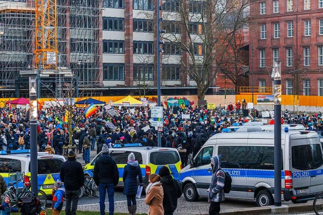 Auch in Freiburg kam es auf dem Platz ...ynagoge zu zweifelhaften Kundgebungen.  | Foto: Philipp von Ditfurth (dpa)