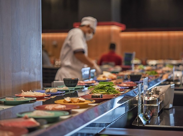 Unsauberes Essen auf dem Sushi-Band kommt in Japan gar nicht gut an.  | Foto: Vasuta Thitayarak (PongMoji)