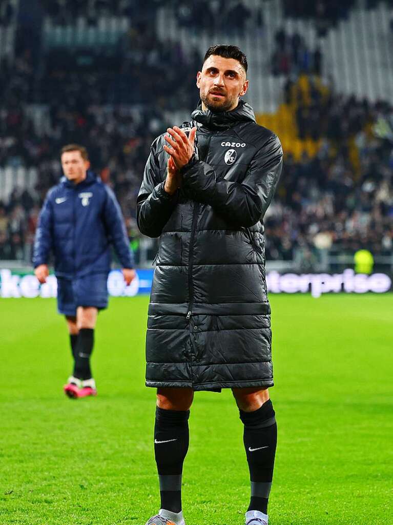 Freiburgs Vincenzo Grifo bedankt sich nach dem Spiel bei den Fans.