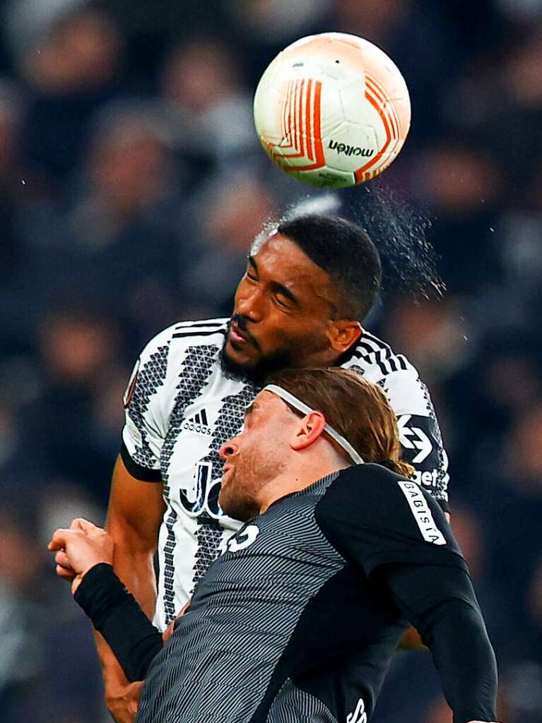 Freiburgs Lucas Hler im Kopfballduell mit Turins Bremer.