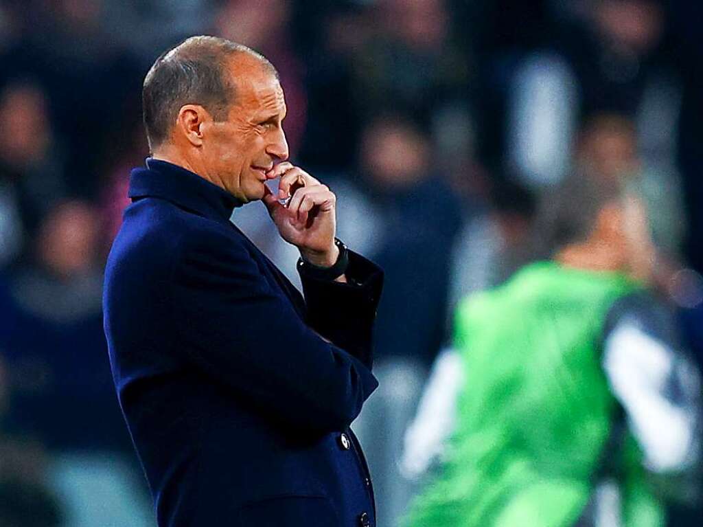 Turins Trainer Massimiliano Allegri verfolgt das Spielgeschehen.