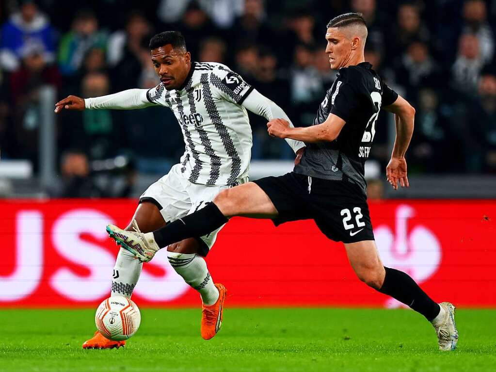 Freiburgs Roland Sallai kmpft mit Turins Alex Sandro um den Ball.