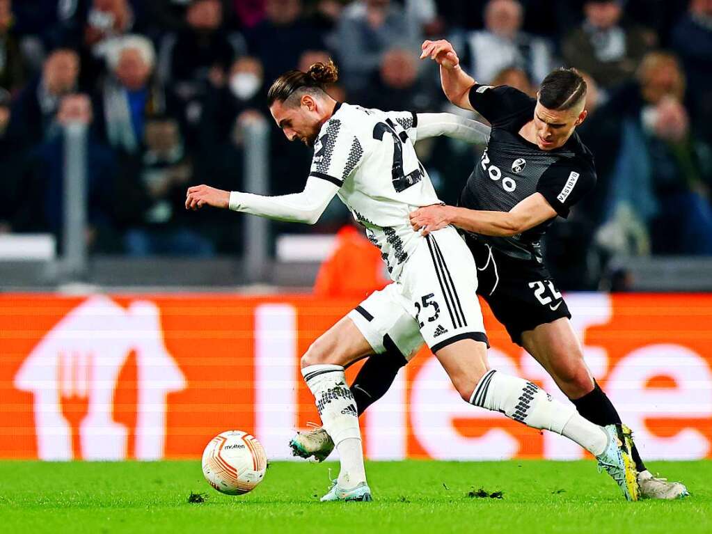 Turins Adrien Rabiot  und Freiburgs Roland Sallai kmpfen um den Ball.