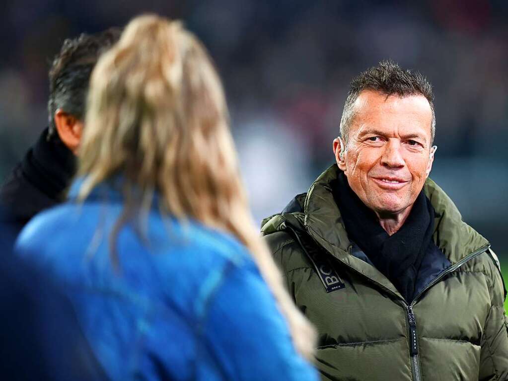 Der ehemalige Fuball-Nationalspieler Lothar Matthus  steht als TV-Experte am Spielfeldrand.