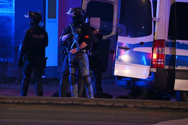 Es sind Schsse gefallen und die Polizei ist mit starken Krften vor Ort.  | Foto: Jonas Walzberg (dpa)