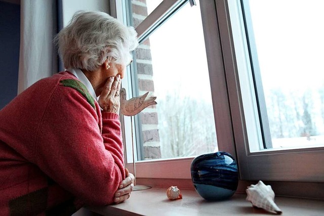 Familien, in denen ein Mitglied Demenz hat, neigen dazu, sich zu isolieren.  | Foto: Bodo Marks (dpa)