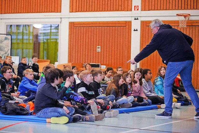 Kommunalberater Udo Wenzl befragte die Kinder ber Kommunalpolitik.  | Foto: Adrian Hofmann