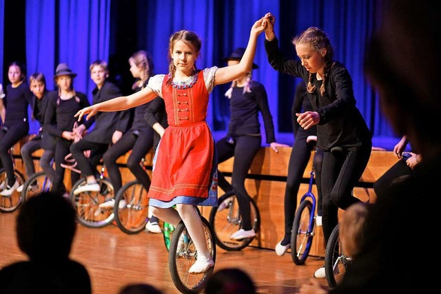 Beim Zirkus Saltini werden die Schler...d Schler zu Artistinnen und Artisten.  | Foto: Alex Jung