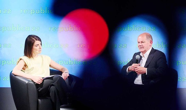 Linda Zervakis und Bundeskanzler Olaf Scholz beim Talk auf der re:publica  | Foto: Annette Riedl
