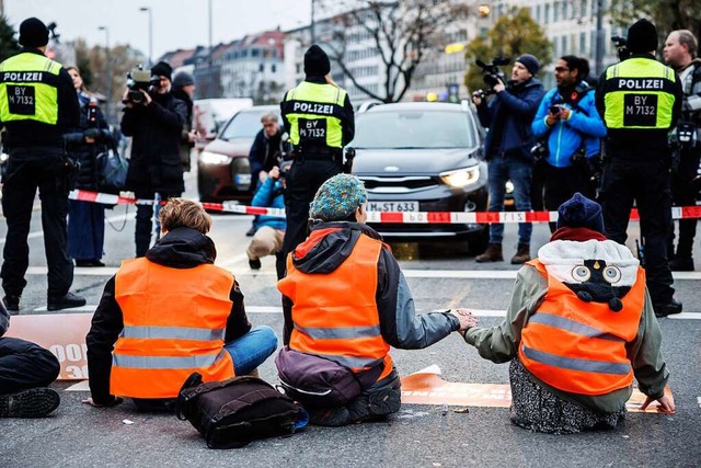 Schon im Gericht kndigten Klimaaktivisten die nchste Straenblockade an.  | Foto: Matthias Balk