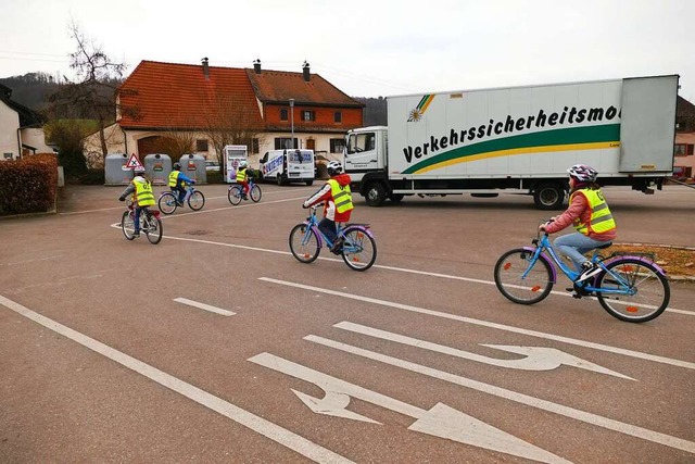 Auf dem Hallenparkplatz in Liel mssen... fahren &#8211; und mit Glassplittern.  | Foto: Victoria Langelott