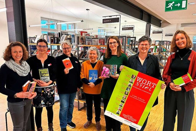 Begeisterte Leserinnen und Wortspiel-M...r, Carmen Ltsch und Maren Rosenbusch.  | Foto: Helmut Seller