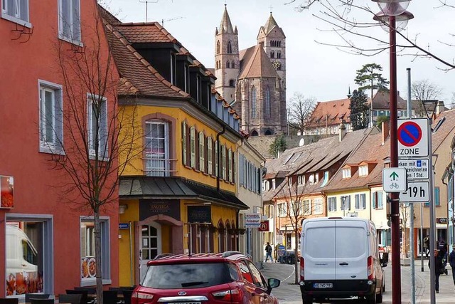 Blick in die Rheinstrae: Sollte der P...  Poller sollen den Bereich abgrenzen.  | Foto: Dirk Sattelberger