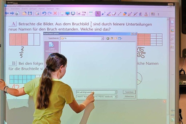 Grundschlerinnen sollen an interaktiven Whiteboards lernen.  | Foto: Uwe Anspach