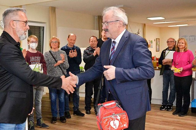 Christian Flum bergibt Brgermeister ...nde Gert im Notfall auch einzusetzen.  | Foto: Christiane Sahli