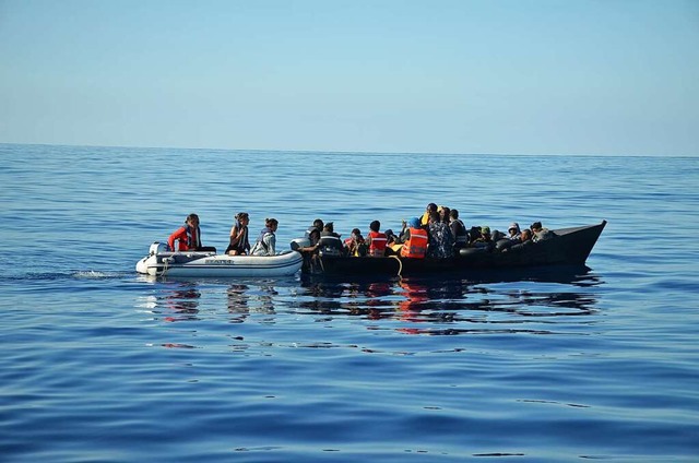 Die NGO &#8222;r42 &#8211; sailtrainin...rt an ein Boot mit Geflchteten heran.  | Foto: r42 - sailtraining