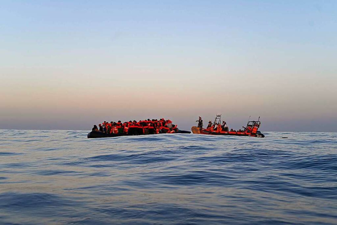 Ein Schlauchboot mit Migranten an Bord...Ein Rettungsteam nhert sich dem Boot.  | Foto: Candida Lobes (dpa)