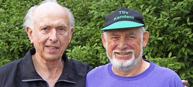 Hermann Wagner (links) mit TSV-Leichtathletikwart Siegfried Ehinger  | Foto: Rolf-Dieter Kanmacher