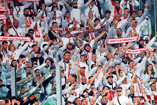 Mittendrin statt nur dabei waren die S... zweiten Anlauf doch noch ins Stadion.  | Foto: Tom Weller (dpa)