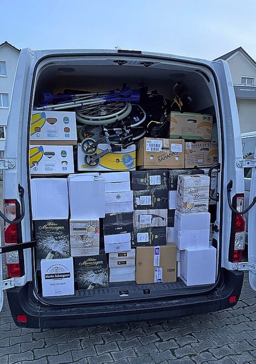 Bis oben voll gepackt waren die Kleinbusse.  | Foto: Andreas Kiefer
