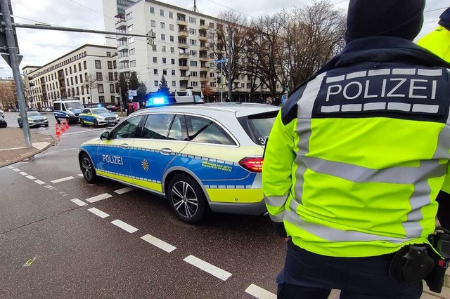In Karlsruhe ist die Polizei wegen einer Geiselnahme in einem Groeinsatz.  | Foto: Thomas Riedel (dpa)