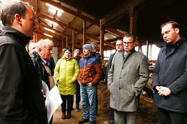 Lorenz Weber spricht mit Peter Hauk und Felix Schreiner ber seinen Hof.  | Foto: Florian Schmieder