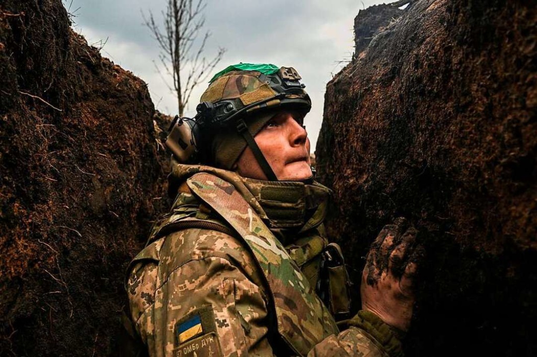 Ein ukrainischer Soldat in einem Schützengraben in der Nähe der Stadt Bachmut  | Foto: ARIS MESSINIS (AFP)