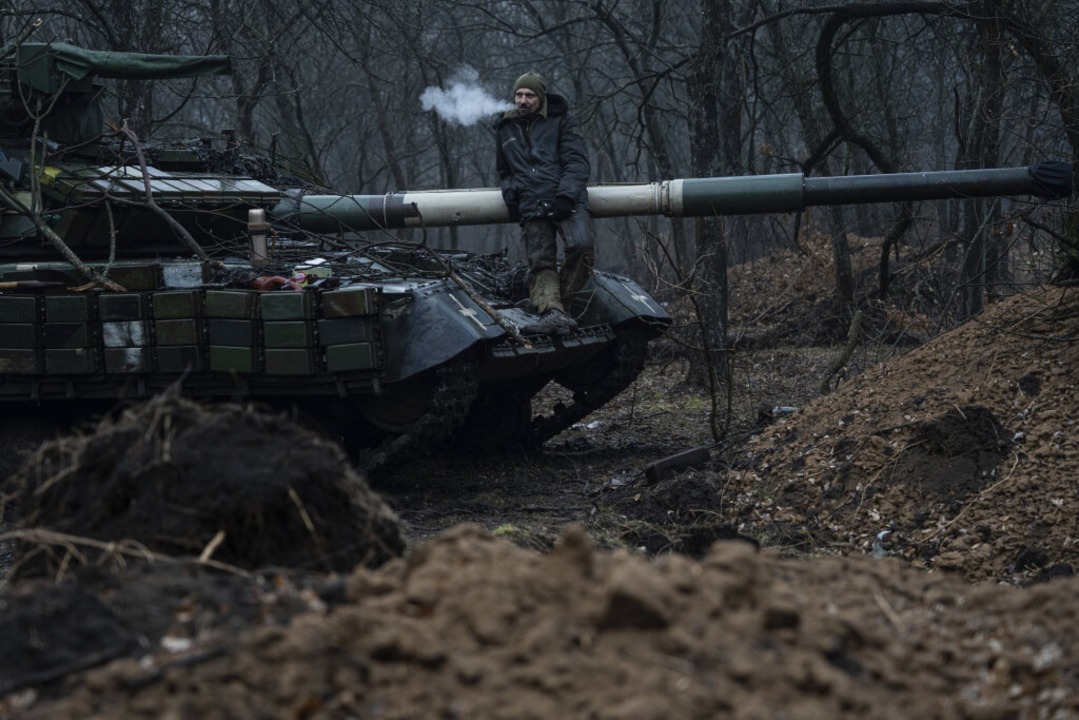 Ein ukrainischer Soldat auf einem Panzer in der Nähe der Stadt Bachmut  | Foto: Evgeniy Maloletka (dpa)