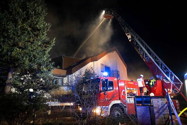 Die Feuerwehr hat mit der Drehleiter gelscht und Menschen gerettet.  | Foto: Volker Mnch