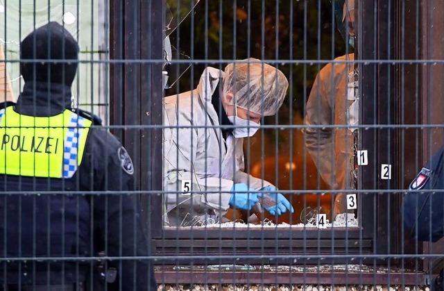 Ermittler der Spurensicherung arbeiten...ebude der Zeugen Jehovas in Hamburg.   | Foto: Jonas Walzberg (dpa)