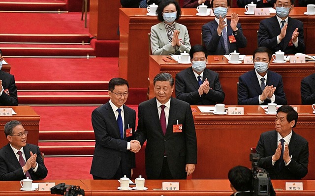 Vizeprsident Han Zheng (links) und Prsident  Xi Jinping schtteln Hnde.  | Foto: NOEL CELIS (AFP)