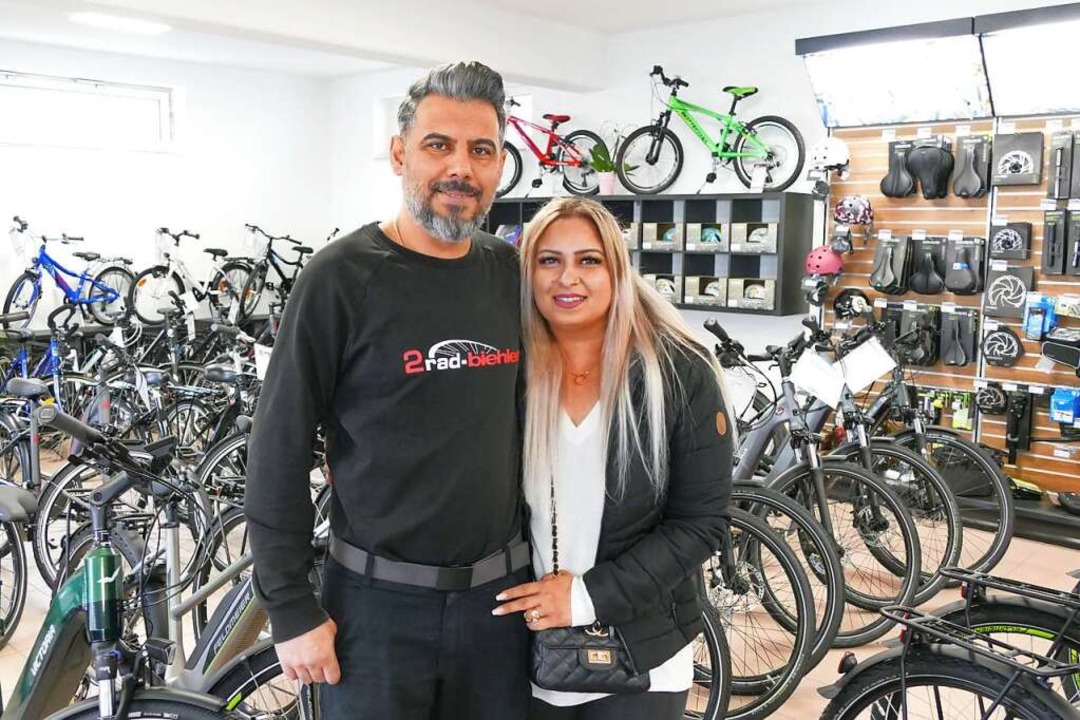 Radi (links) und Dilan Khalef verkaufe...ihrem Geschft in Ringsheim Fahrrder.  | Foto: Louisa Krieg