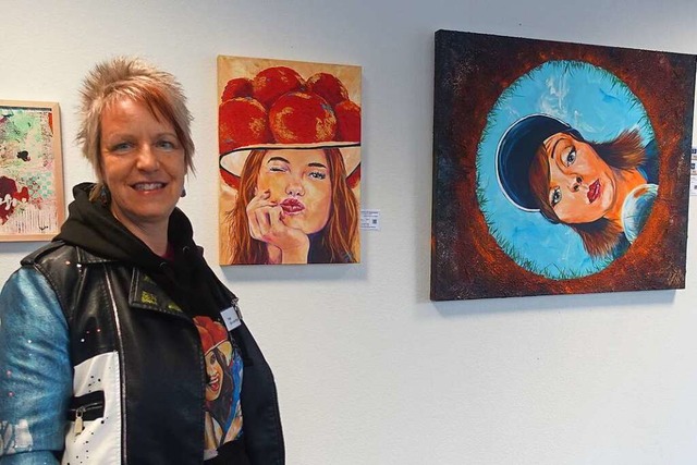 Die Malerin Inge Grndel-Pfaff mit ihr...enbildern in der Weiler Pop-Up-Gallery  | Foto: Roswitha Frey