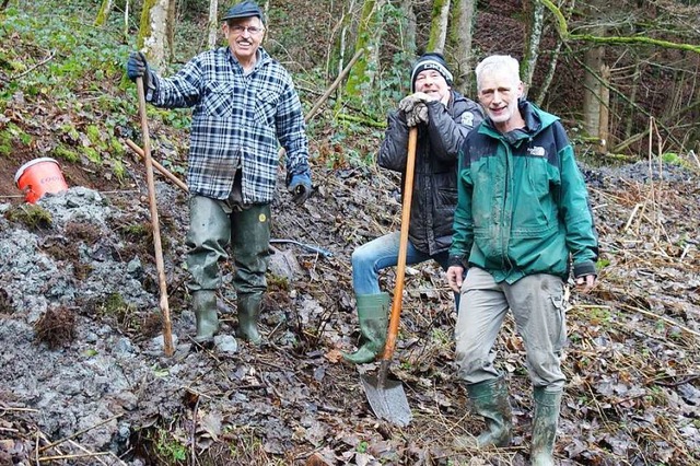 Im Einsatz: Glottertler Naturschtzer dichten Kanal fr Krtenweiher ab.  | Foto: ?