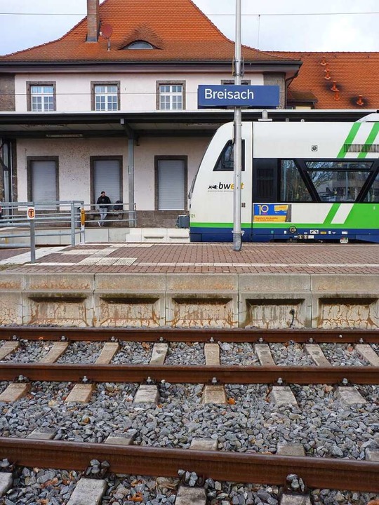 Am Bahnhof Breisach liegen schon heute Gleise in Richtung Frankreich.  | Foto: Dirk Sattelberger
