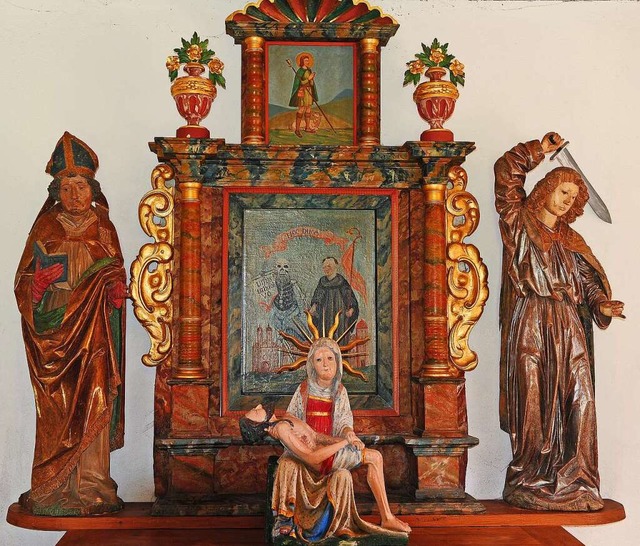 Altar in der St. Wendelinskapelle in H...ilige Fridolin mit dem Ursus zu sehen.  | Foto: Karl Braun